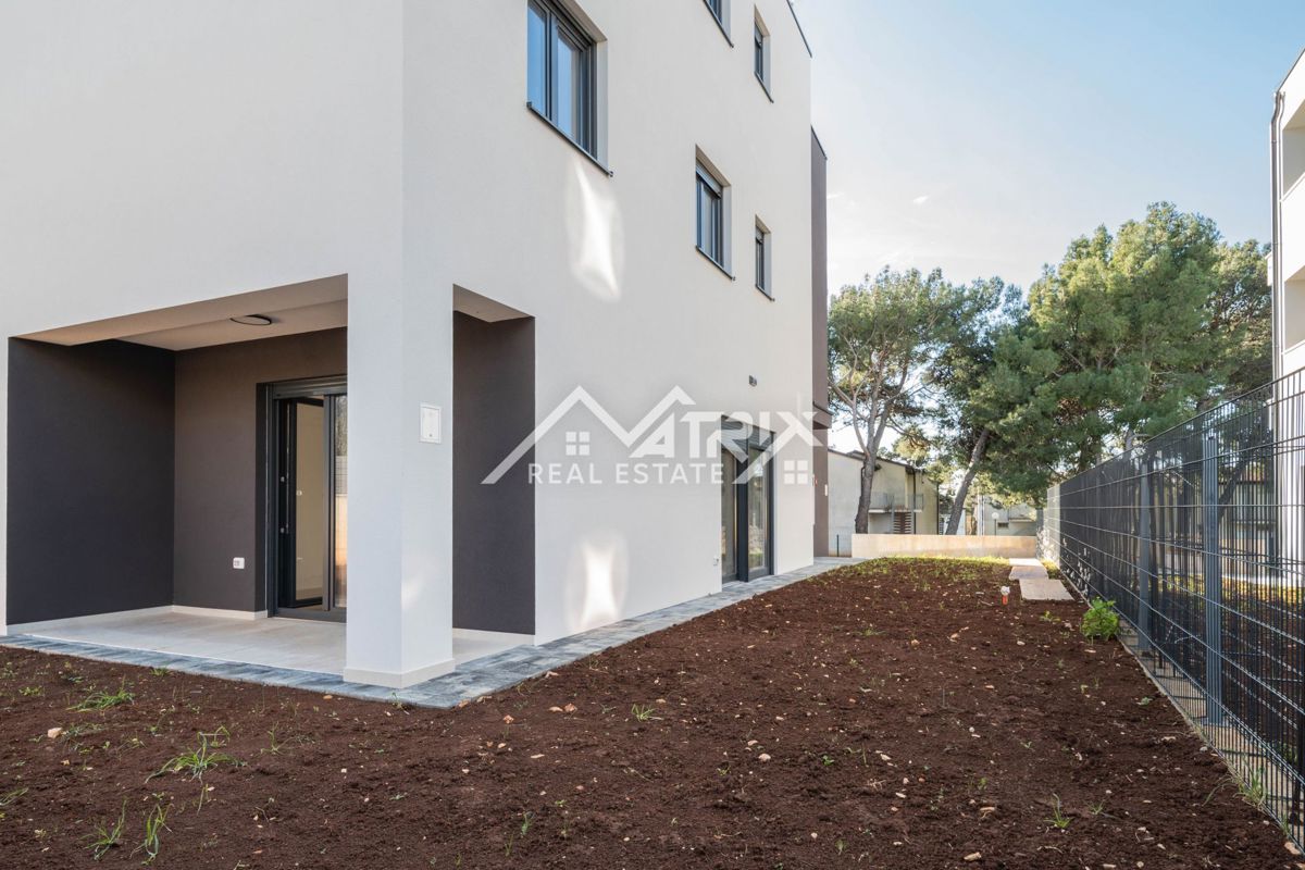 Medulin, stanovanje z velikim vrtom in parkiriščem, 600 m od morja