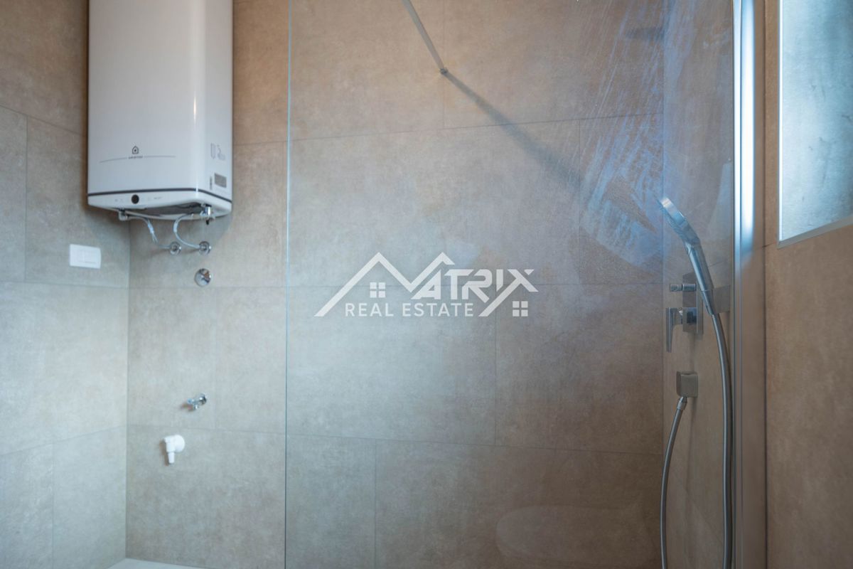 Medulin, stanovanje z velikim vrtom in parkiriščem, 600 m od morja