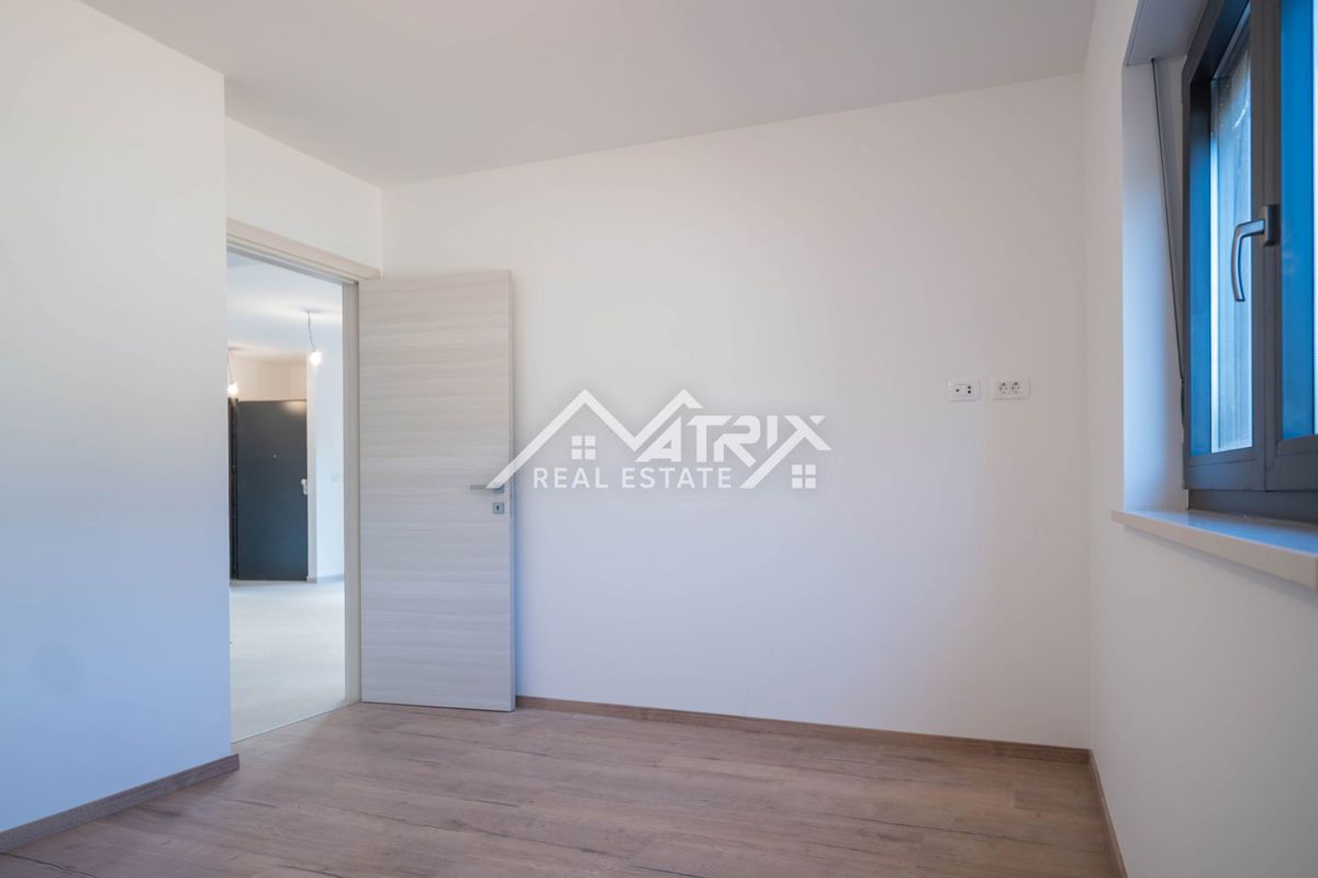 Medulin, stanovanje z velikim vrtom in parkiriščem, 600 m od morja