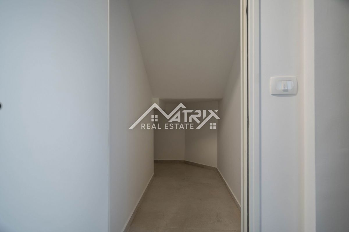 Medulin, stanovanje z velikim vrtom in parkiriščem, 600 m od morja