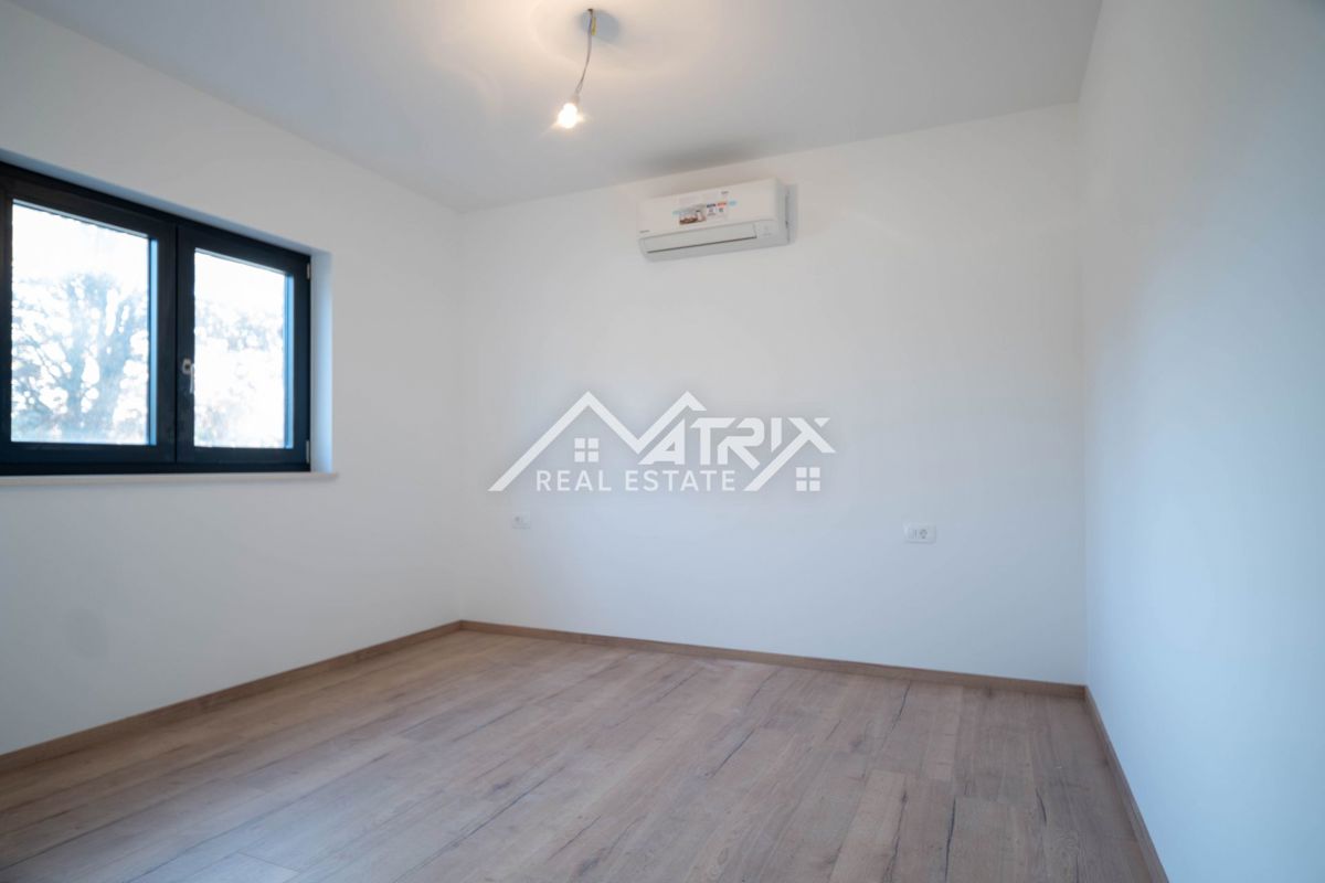 Medulin, stanovanje z velikim vrtom in parkiriščem, 600 m od morja