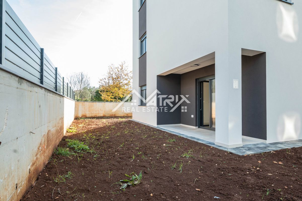 Medulin, stanovanje z velikim vrtom in parkiriščem, 600 m od morja