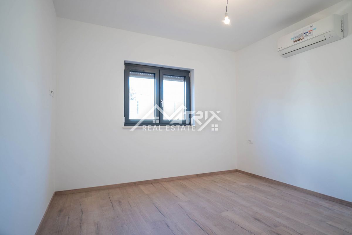 Medulin, stanovanje z velikim vrtom in parkiriščem, 600 m od morja