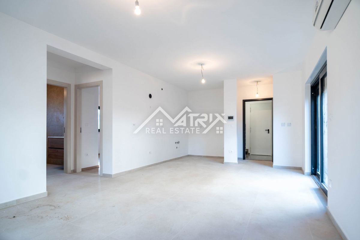 Medulin, stanovanje z velikim vrtom in parkiriščem, 600 m od morja