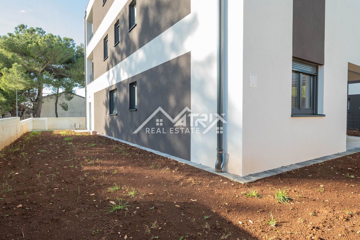 Medulin, stanovanje z velikim vrtom in parkiriščem, 600 m od morja