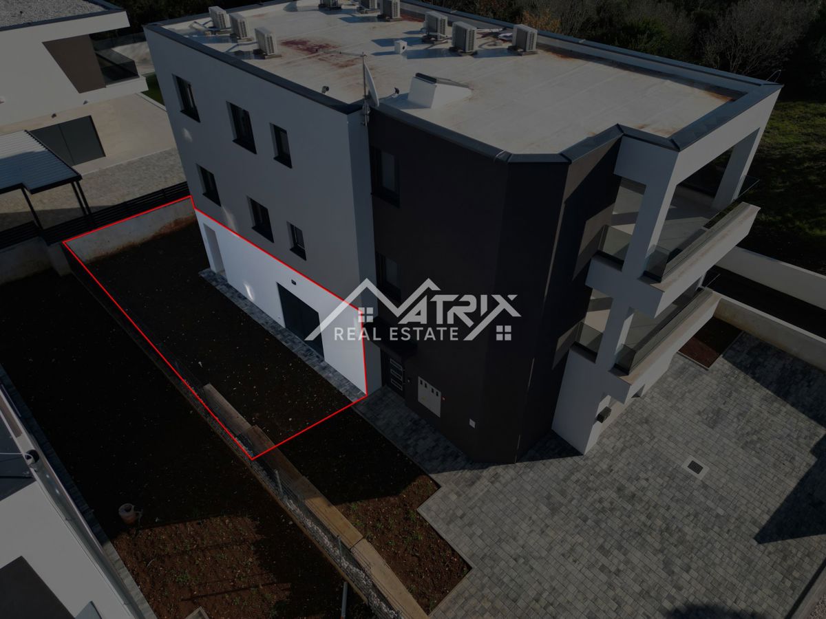 Medulin, stanovanje z velikim vrtom in parkiriščem, 600 m od morja