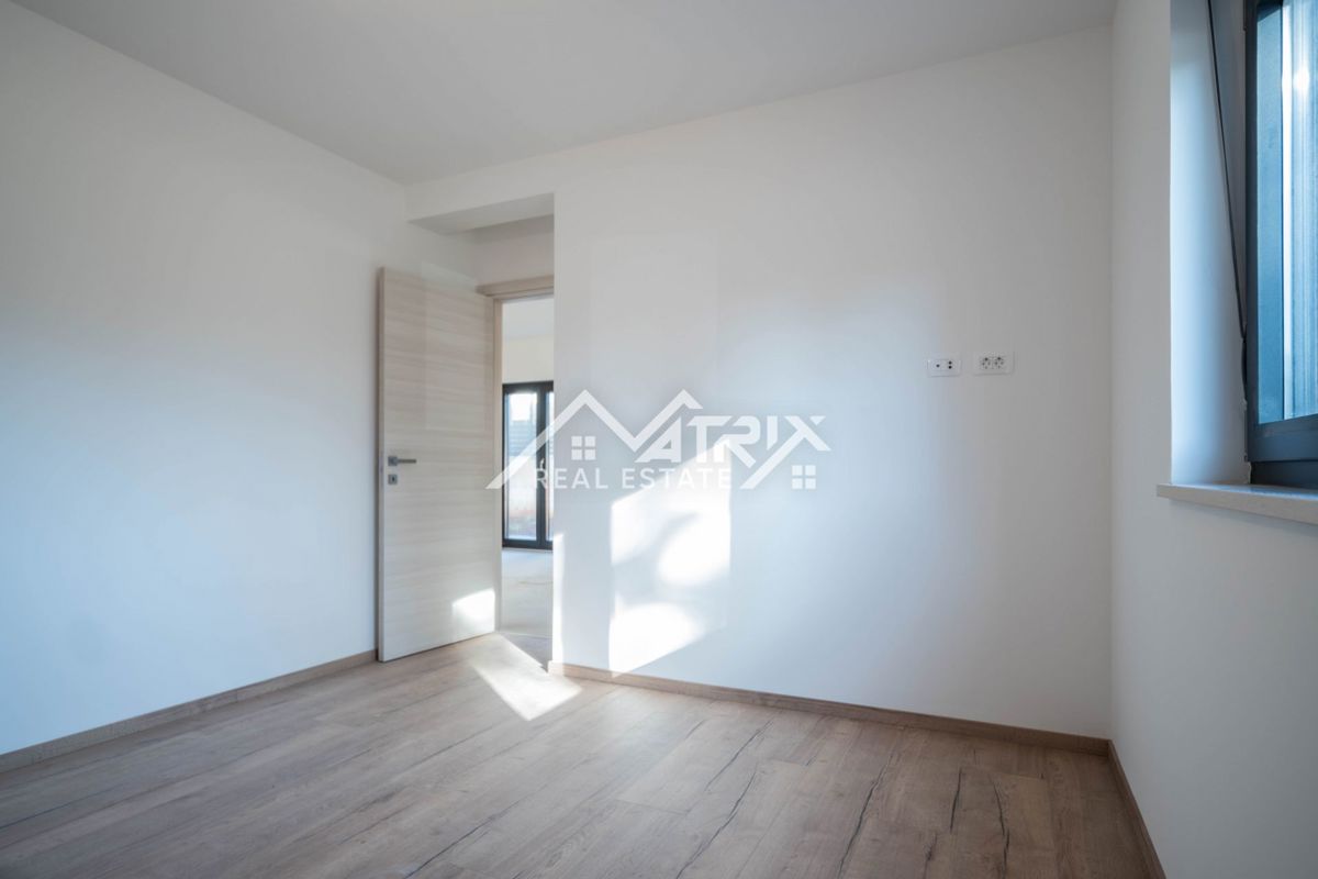 Medulin, stanovanje z velikim vrtom in parkiriščem, 600 m od morja