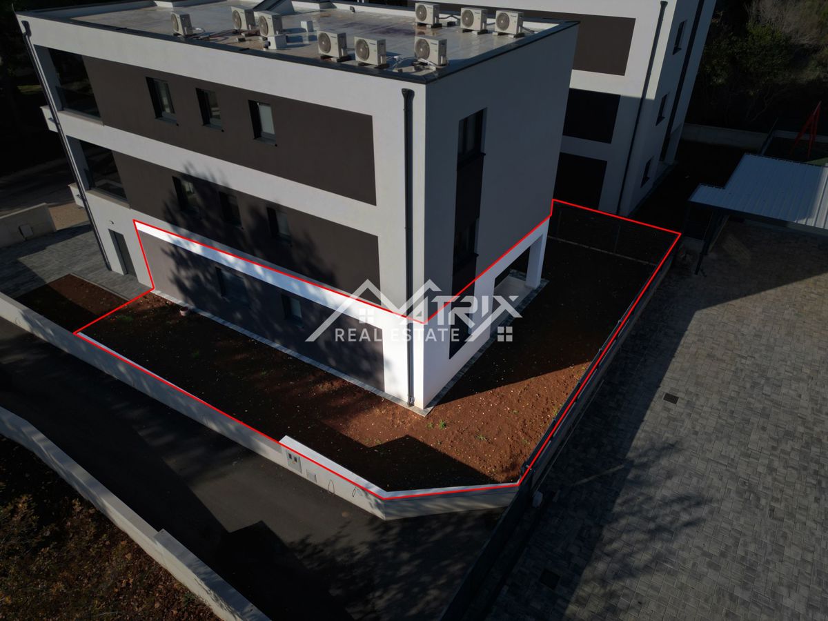 Medulin, stanovanje z velikim vrtom in parkiriščem, 600 m od morja