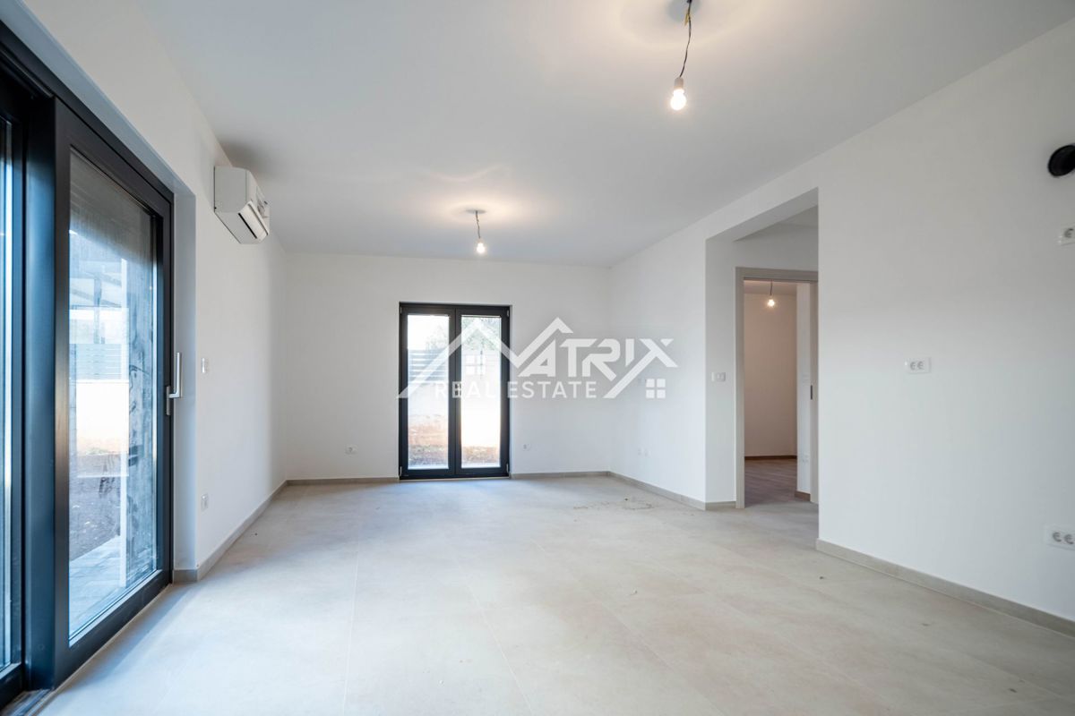 Medulin, stanovanje z velikim vrtom in parkiriščem, 600 m od morja