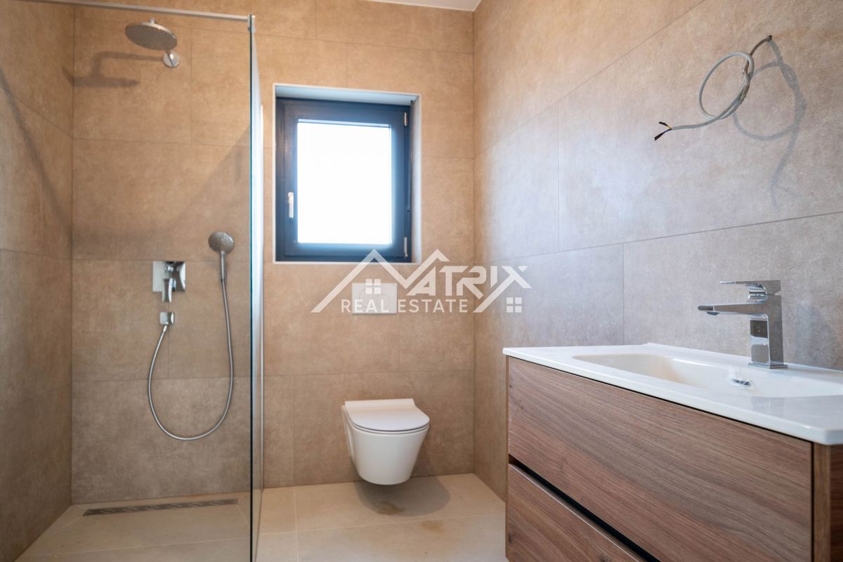 Medulin, stanovanje z velikim vrtom in parkiriščem, 600 m od morja