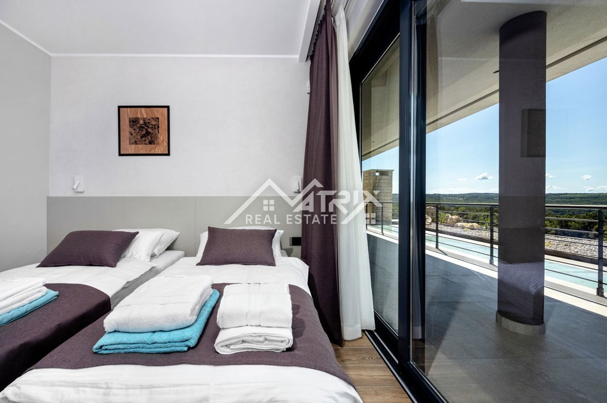 Širše območje Novigrada, Vila z odprtim pogledom na morje