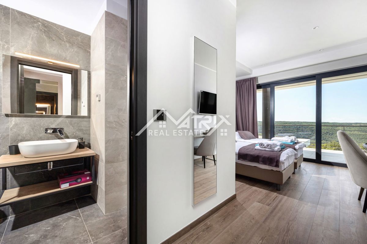 Širše območje Novigrada, Vila z odprtim pogledom na morje