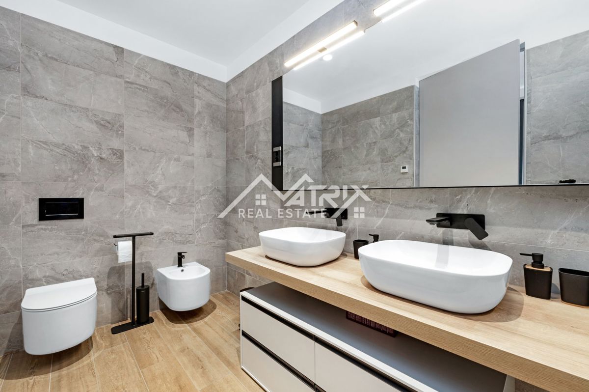 Širše območje Novigrada, Vila z odprtim pogledom na morje