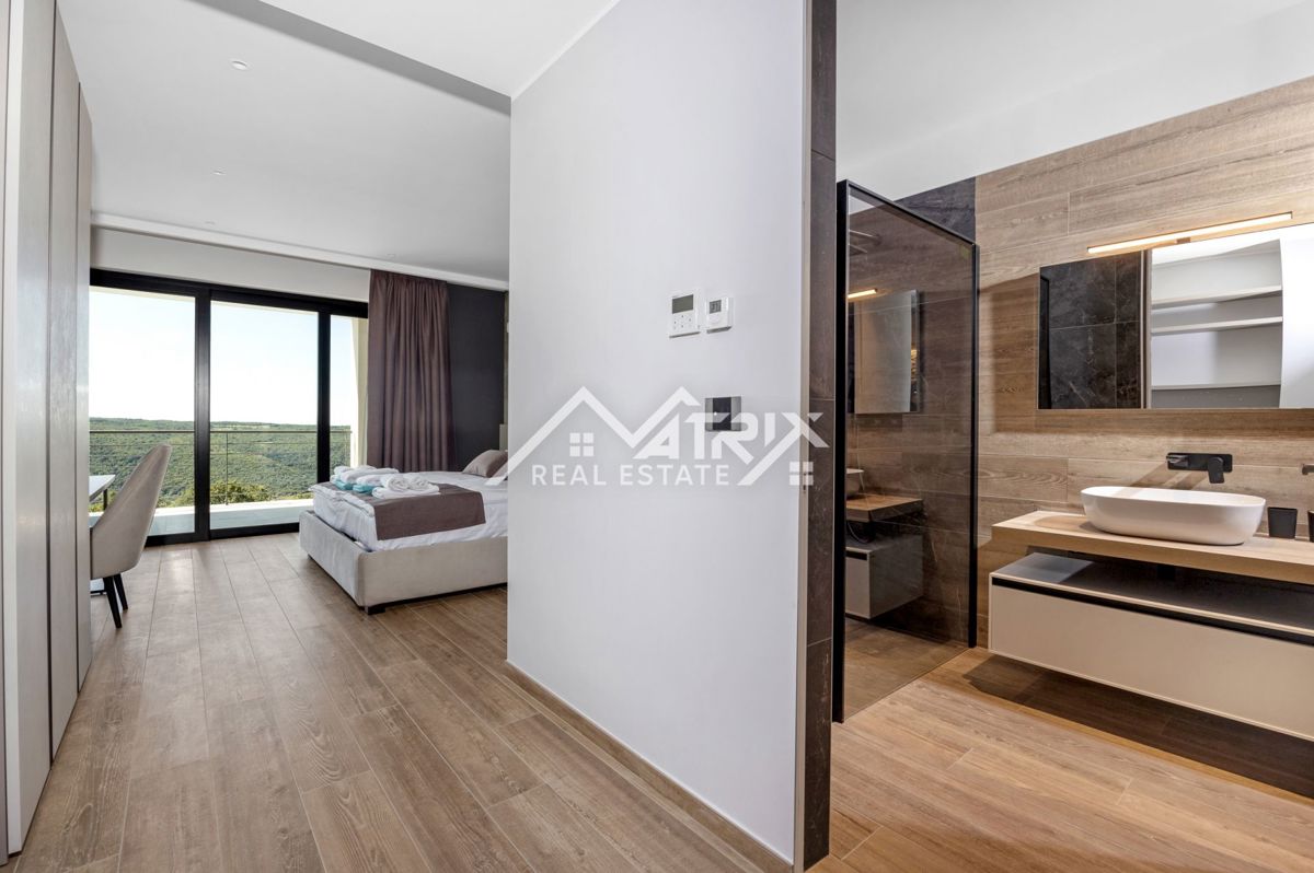 Širše območje Novigrada, Vila z odprtim pogledom na morje