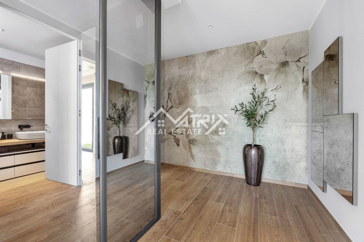 Širše območje Novigrada, Vila z odprtim pogledom na morje