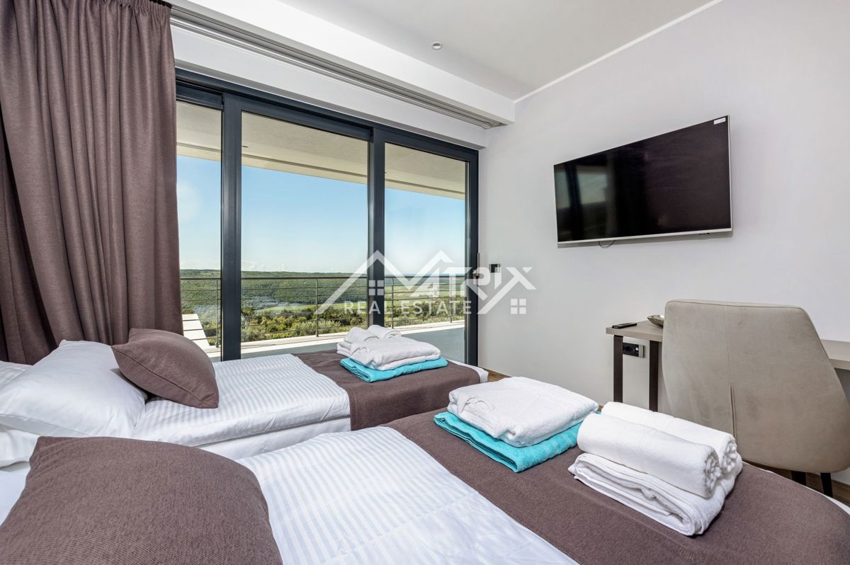 Širše območje Novigrada, Vila z odprtim pogledom na morje