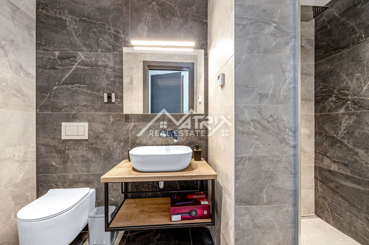 Širše območje Novigrada, Vila z odprtim pogledom na morje