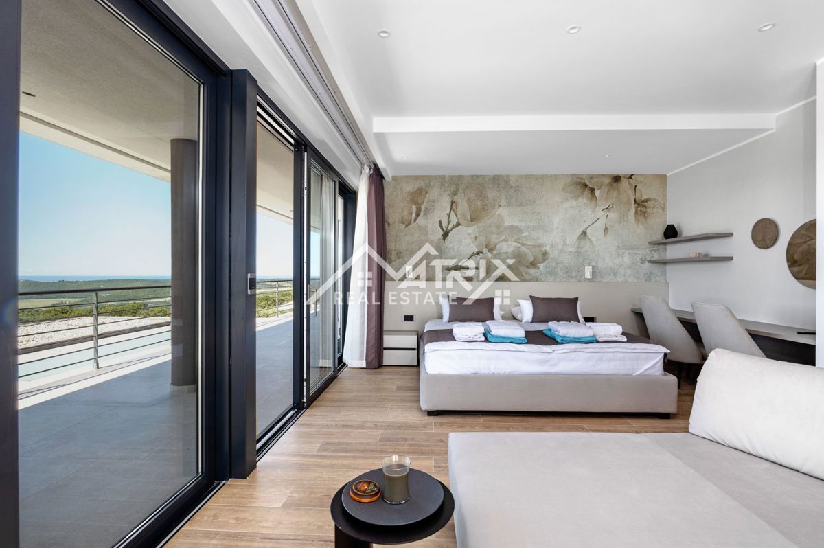 Širše območje Novigrada, Vila z odprtim pogledom na morje