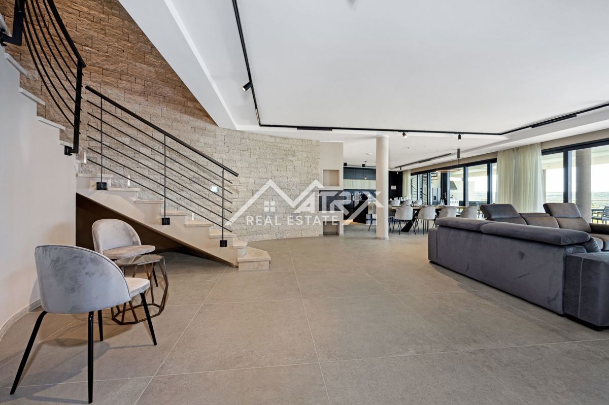 Širše območje Novigrada, Vila z odprtim pogledom na morje