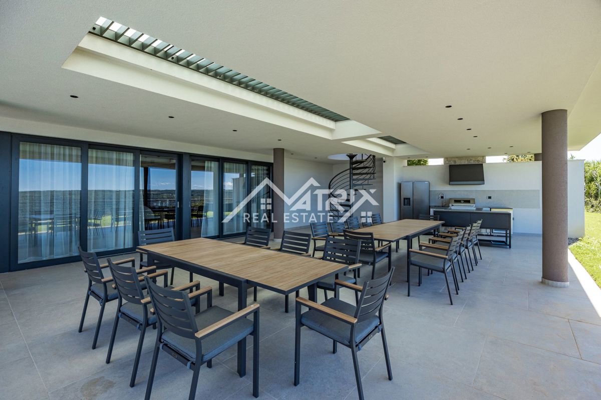 Širše območje Novigrada, Vila z odprtim pogledom na morje