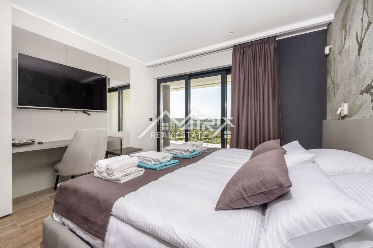 Širše območje Novigrada, Vila z odprtim pogledom na morje