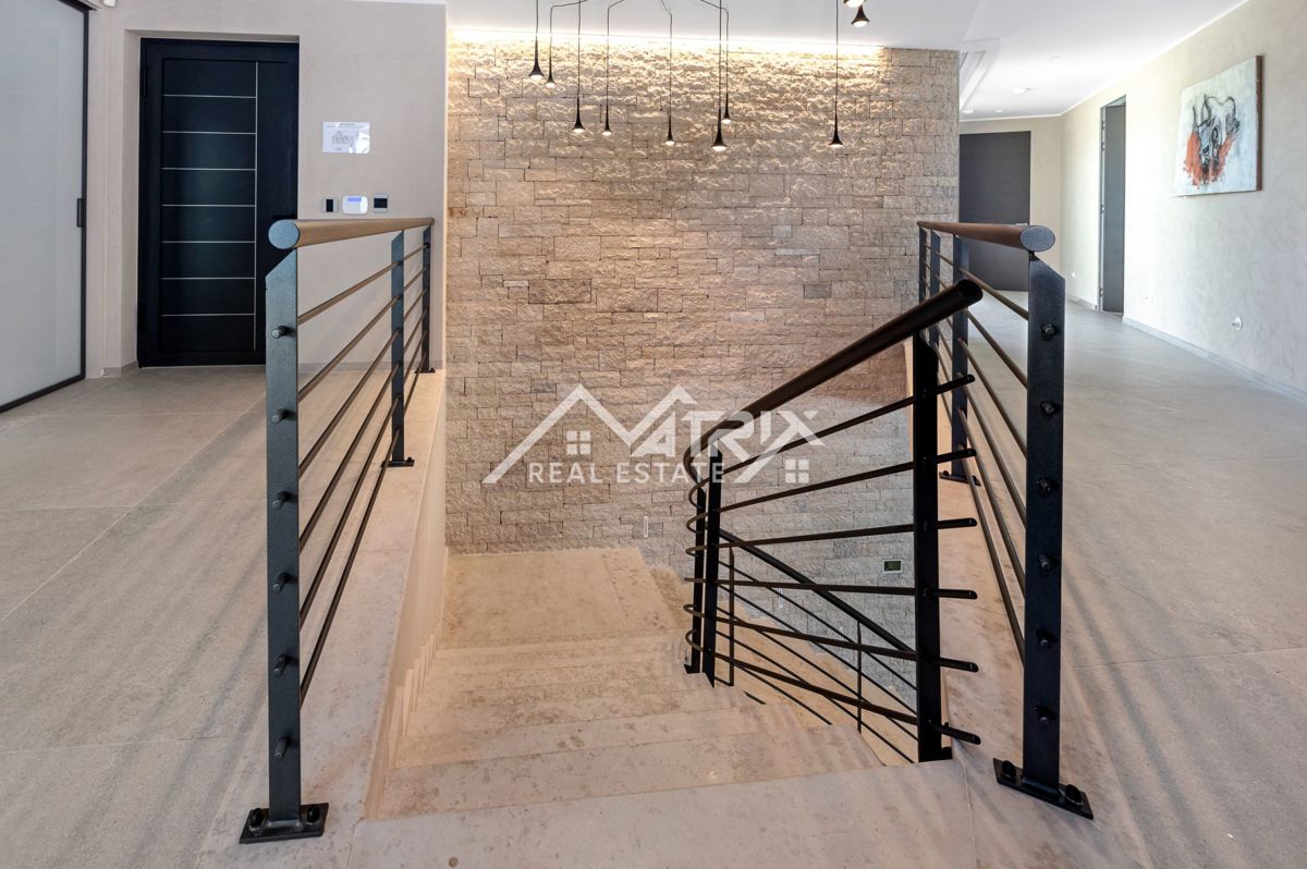 Širše območje Novigrada, Vila z odprtim pogledom na morje