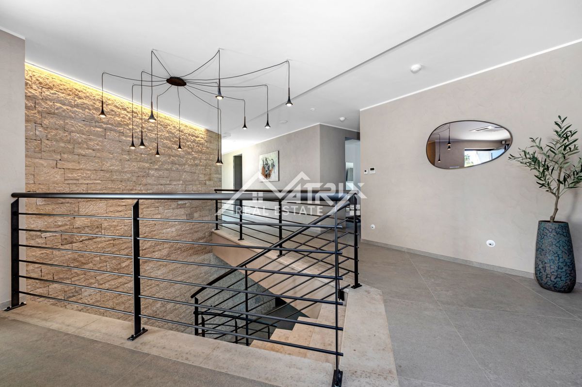 Širše območje Novigrada, Vila z odprtim pogledom na morje