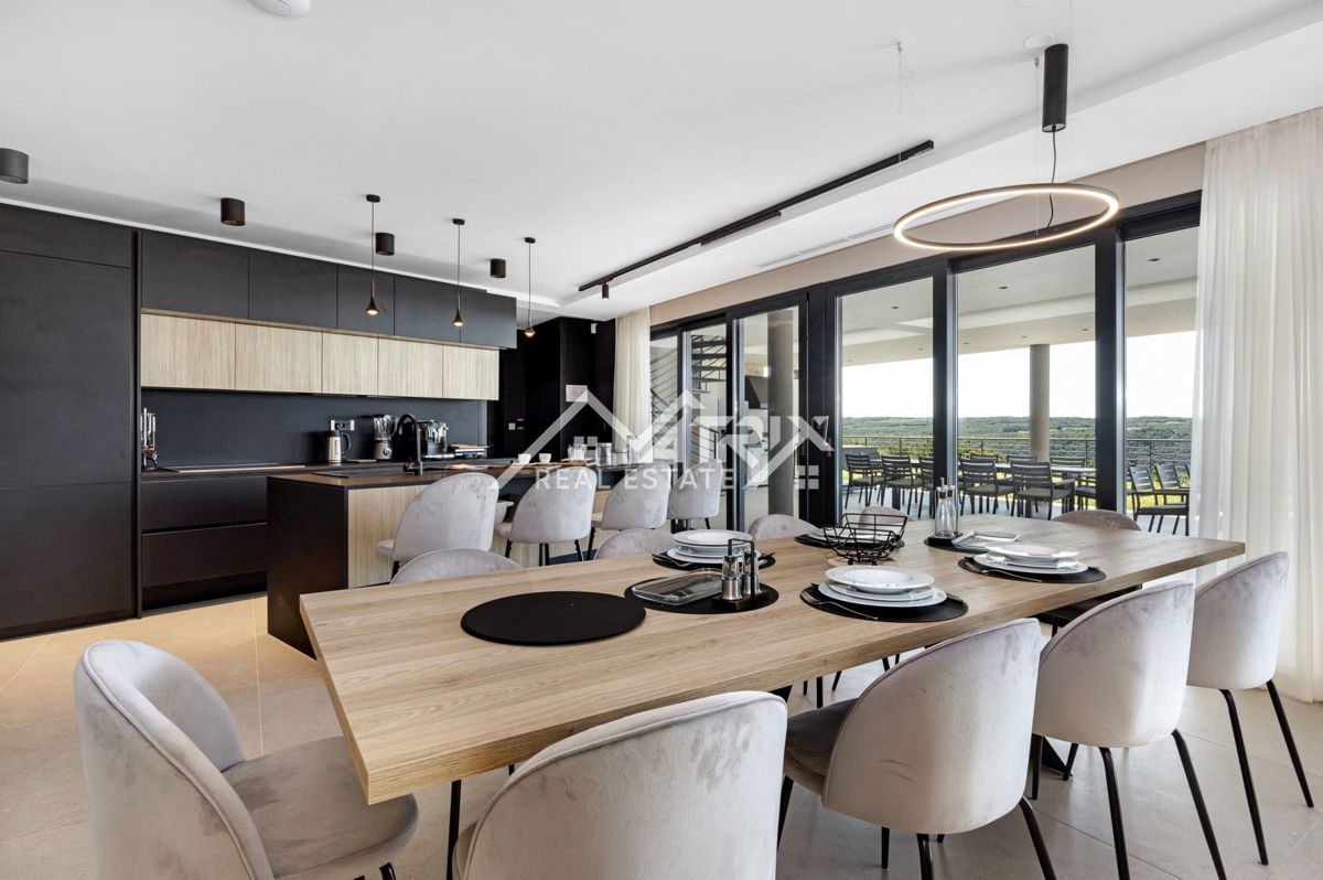 Širše območje Novigrada, Vila z odprtim pogledom na morje