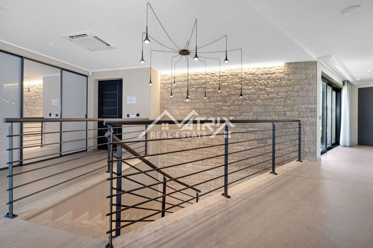 Širše območje Novigrada, Vila z odprtim pogledom na morje