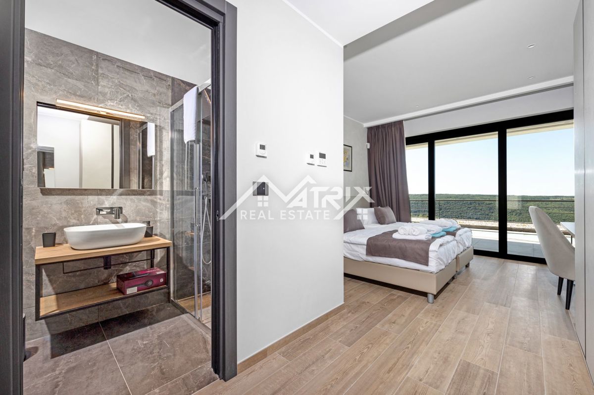 Širše območje Novigrada, Vila z odprtim pogledom na morje