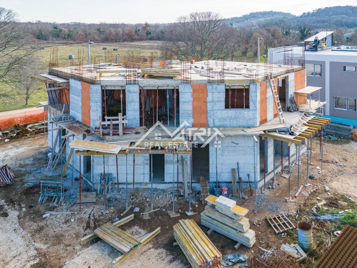 Poreč okolica, Pritlično stanovanje z veliko teraso, vrtom in parkiriščem