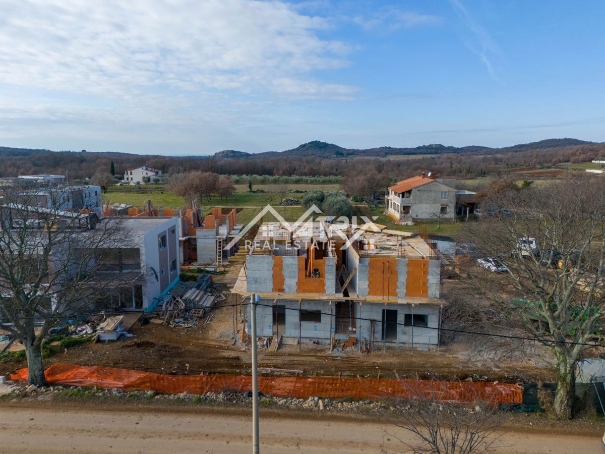 Poreč okolica, Pritlično stanovanje z veliko teraso, vrtom in parkiriščem