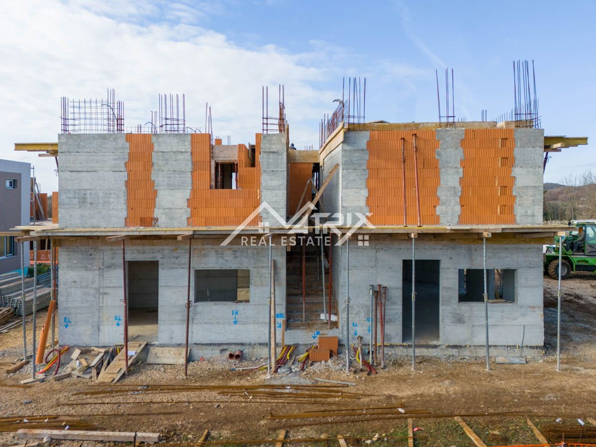 Poreč okolica, Pritlično stanovanje z veliko teraso, vrtom in parkiriščem