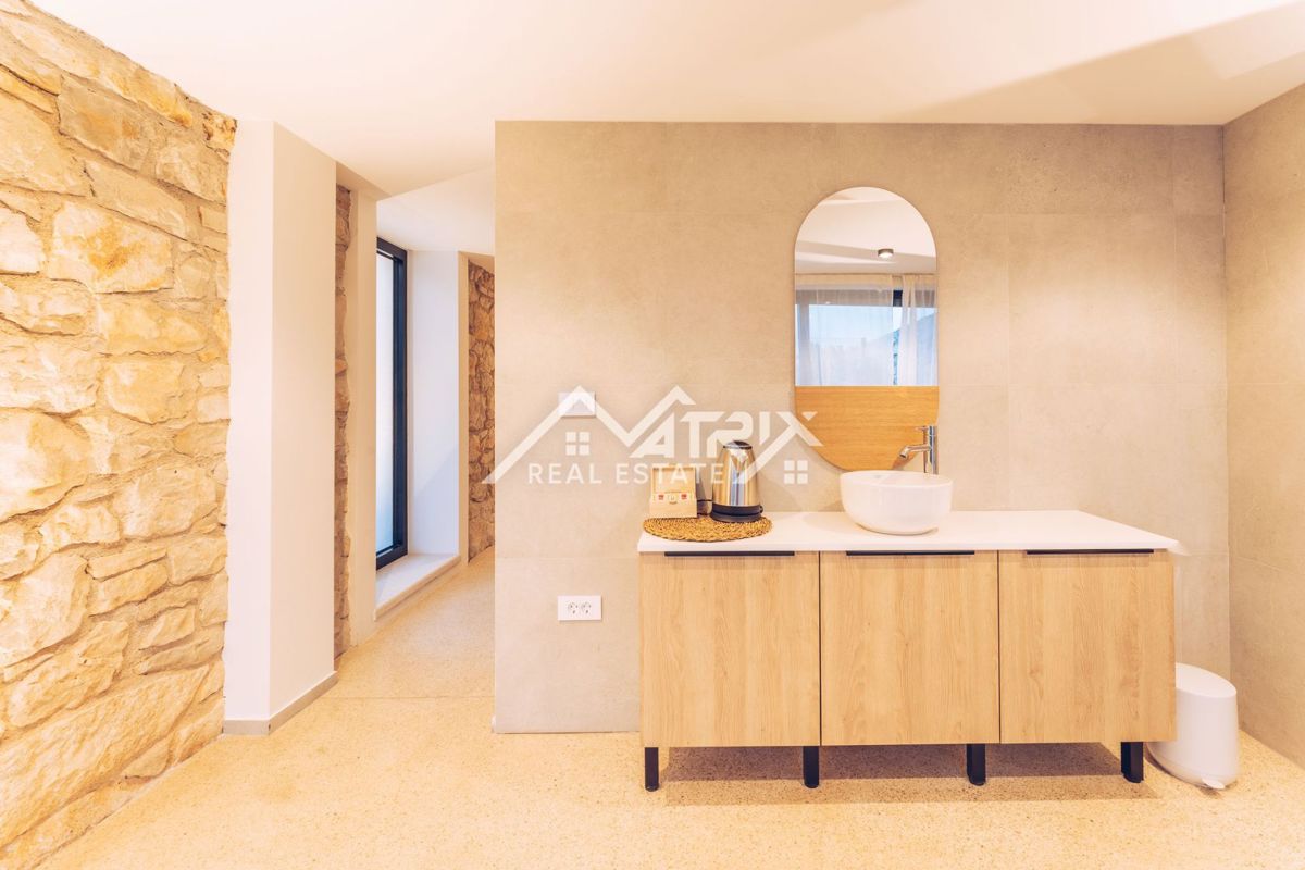 Novigrad in okolica, prekrasna kamnita lepotica.