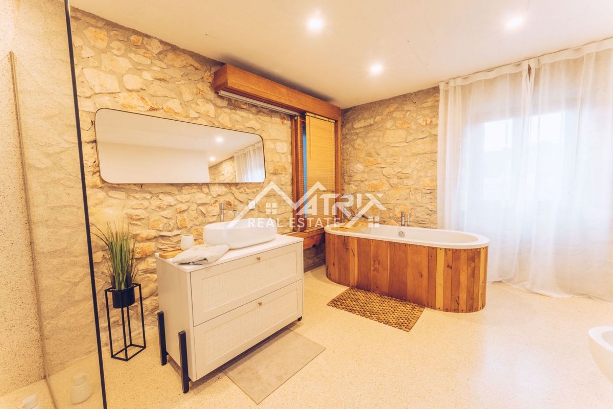 Novigrad in okolica, prekrasna kamnita lepotica.