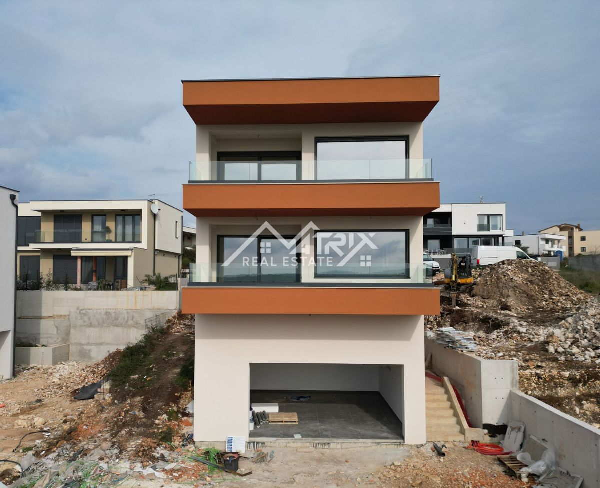 Medulin, stan v pritličju z vrtom, prvi vrsti do morja