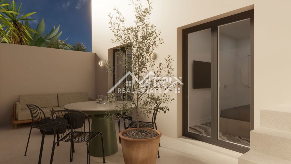 Medulin, stan v pritličju z vrtom, prvi vrsti do morja