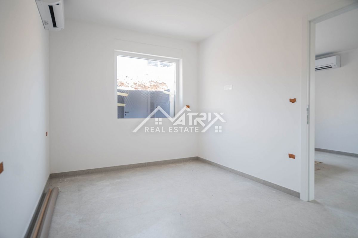 Medulin, stan v pritličju z vrtom, prvi vrsti do morja