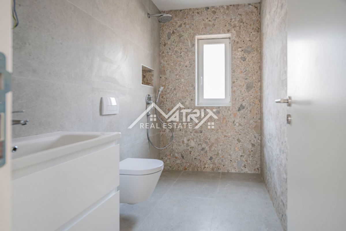 Medulin, stan v pritličju z vrtom, prvi vrsti do morja