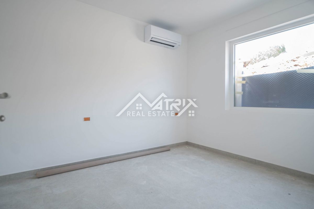 Medulin, stan v pritličju z vrtom, prvi vrsti do morja