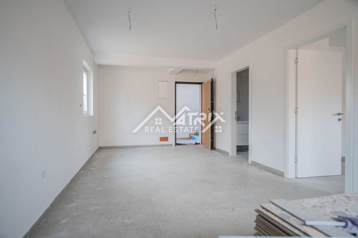 Medulin, stan v pritličju z vrtom, prvi vrsti do morja