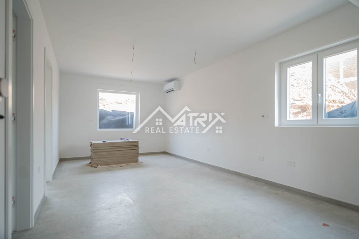 Medulin, stan v pritličju z vrtom, prvi vrsti do morja