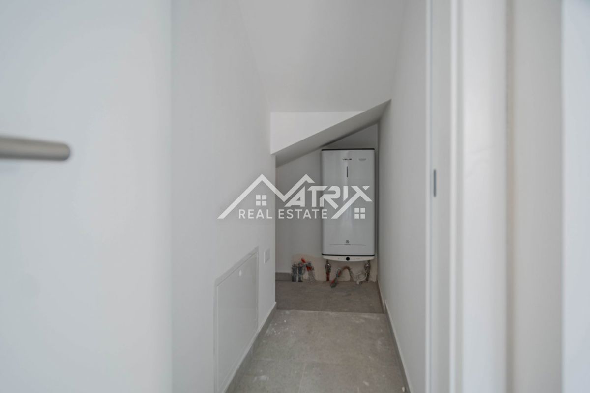 Medulin, stan v pritličju z vrtom, prvi vrsti do morja