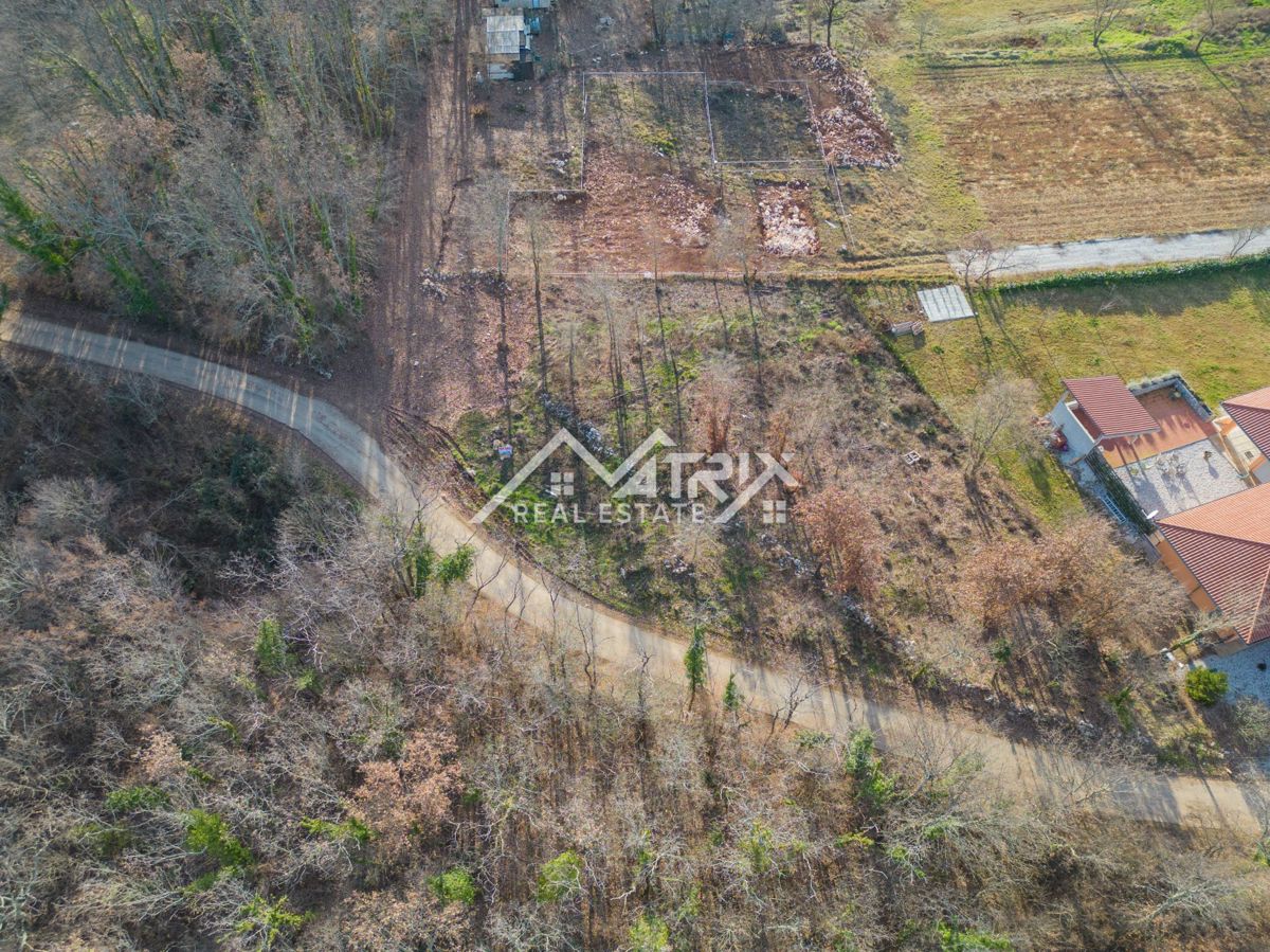 Območje okoli Poreča, gradbeno zemljišče z gradbenim dovoljenjem