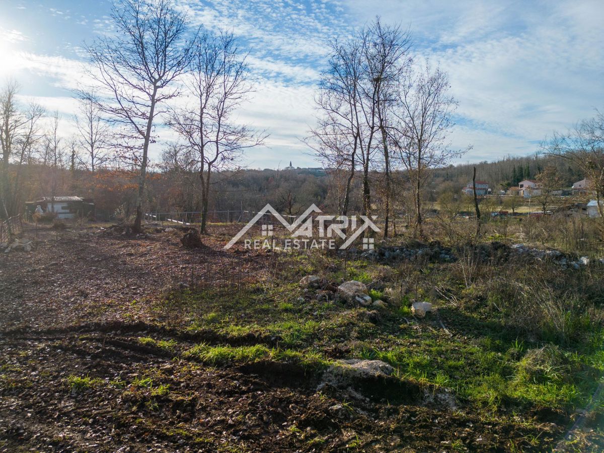 Območje okoli Poreča, gradbeno zemljišče z gradbenim dovoljenjem