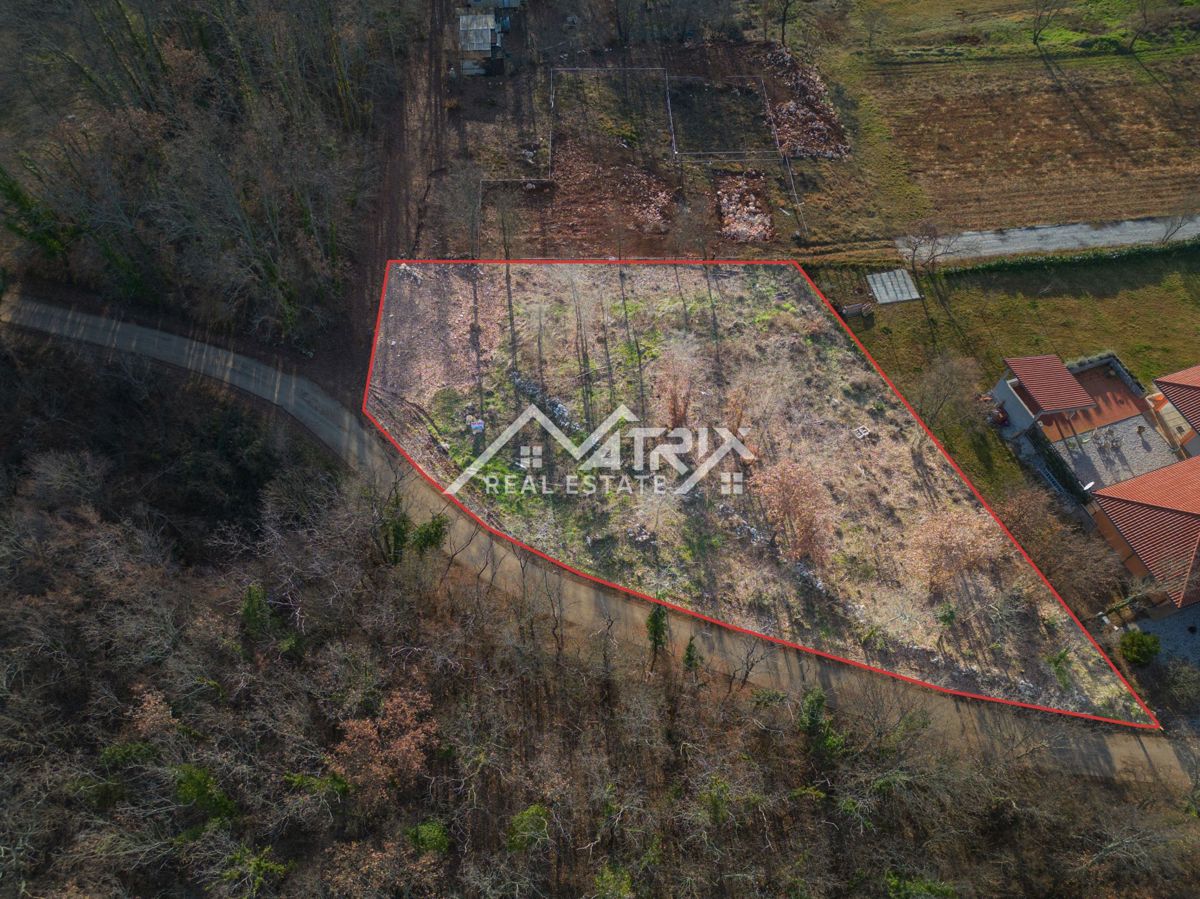 Območje okoli Poreča, gradbeno zemljišče z gradbenim dovoljenjem