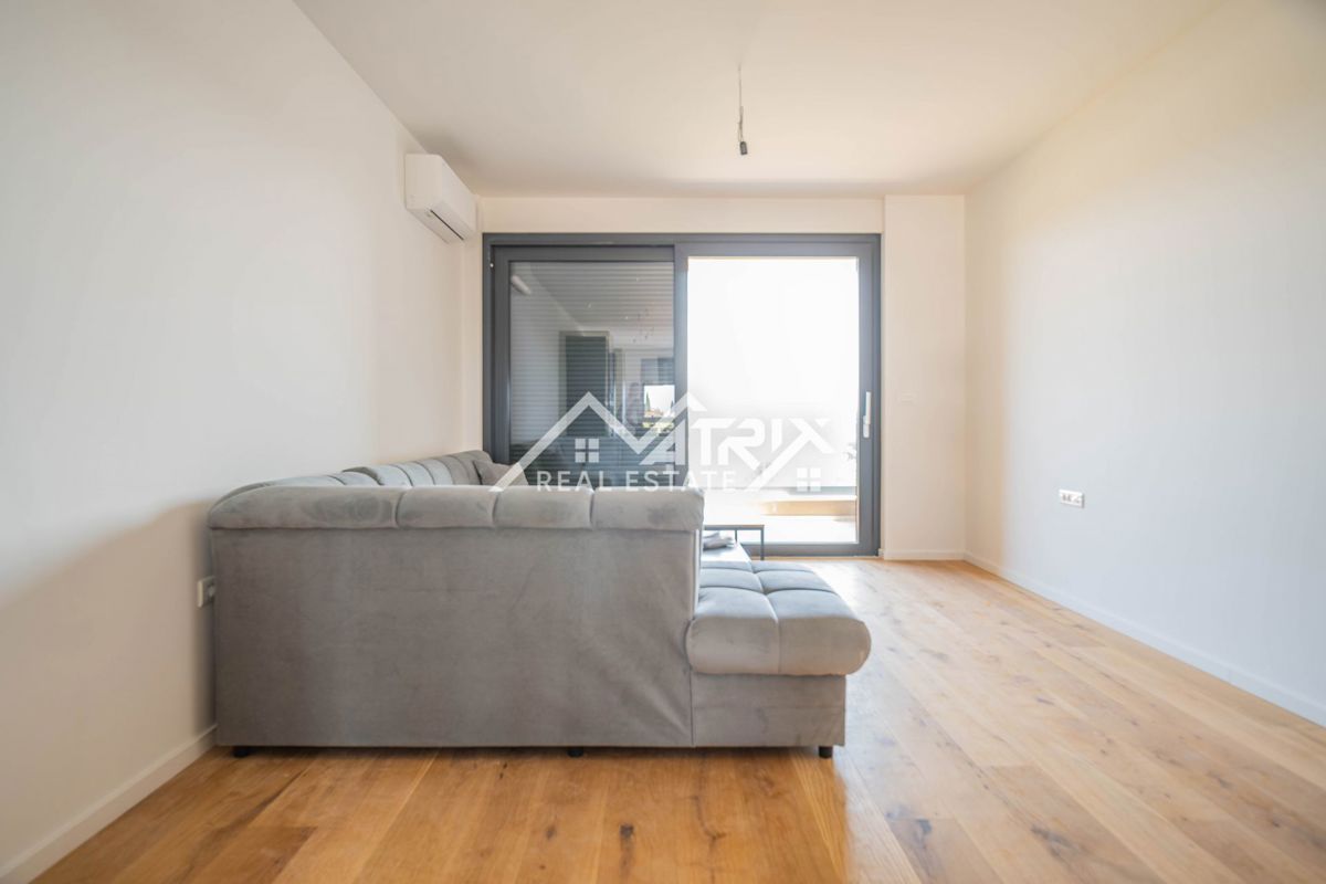 Pulj, kakovostno trisobno stanovanje z ložami, shrambo in 2 parkirnima mestoma