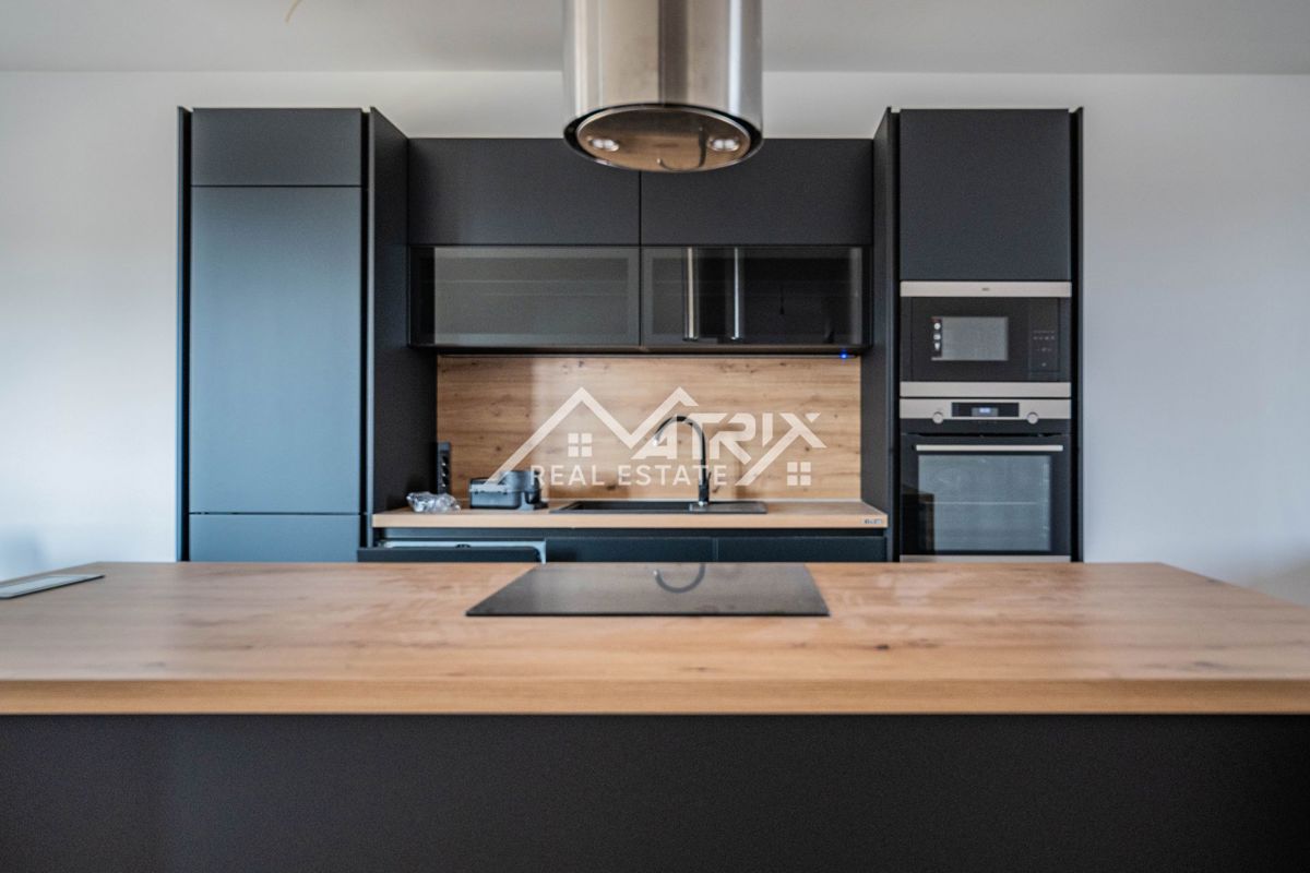 Pulj, kakovostno trisobno stanovanje z ložami, shrambo in 2 parkirnima mestoma