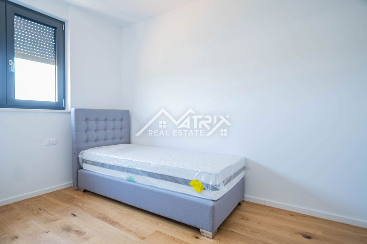 Pulj, kakovostno trisobno stanovanje z ložami, shrambo in 2 parkirnima mestoma