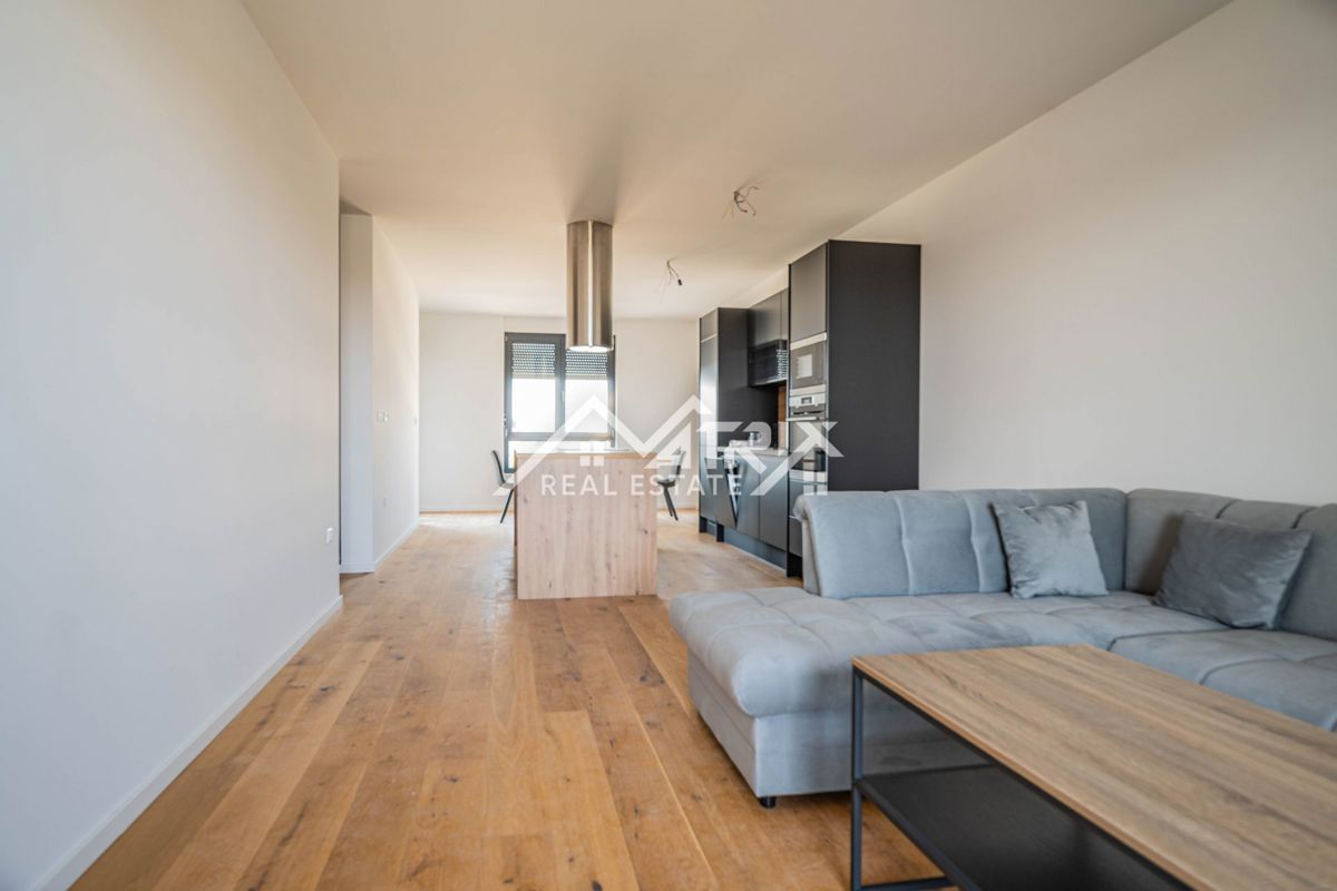 Pulj, kakovostno trisobno stanovanje z ložami, shrambo in 2 parkirnima mestoma